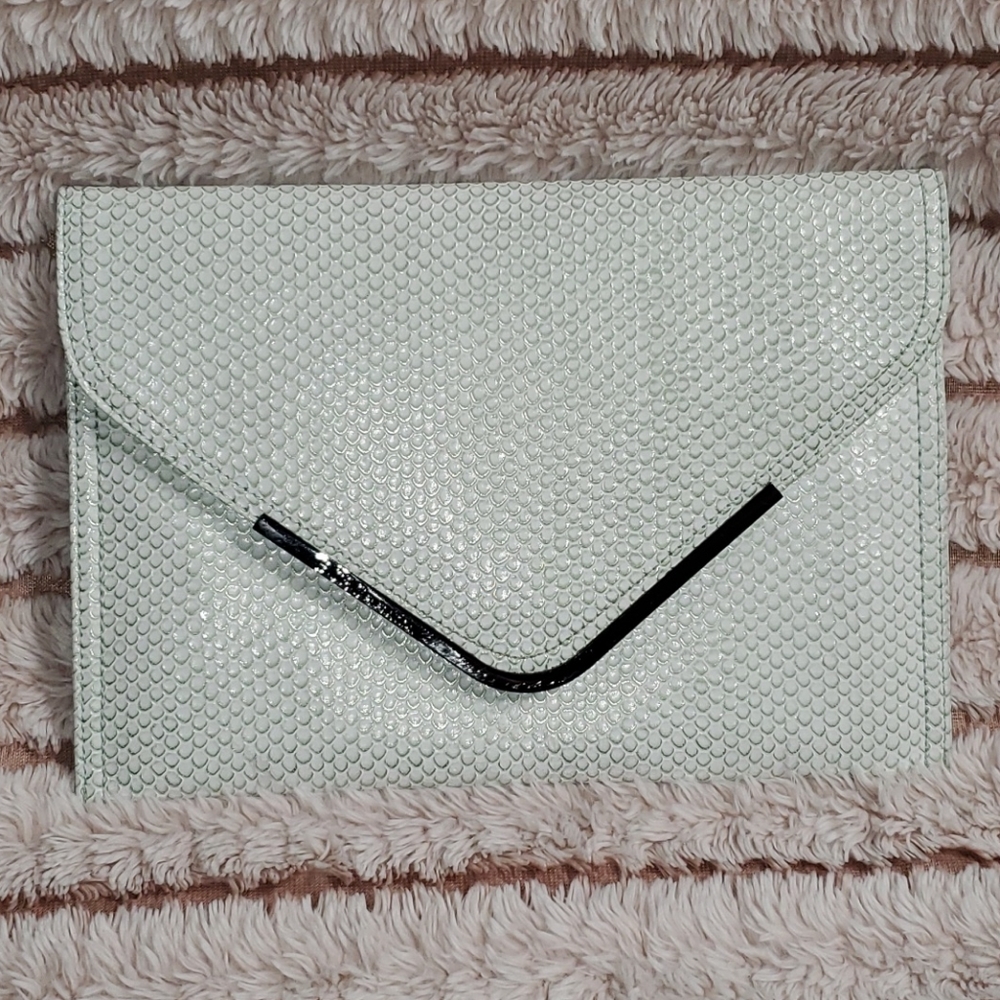 BCBG Clutch 🤍